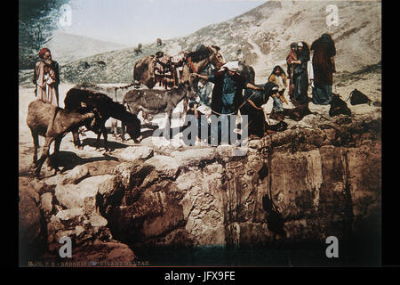 BEDUINS DRAWING WATER FROM A WELL (PROBABLY IN THE GALILEE). PHOTO TAKEN IN LATE 19TH CENTURY BY FRENCH PHOTOGRAPHER, BONFILS. D7A6D799D79CD795D79D D7A6D791D7A2 D79ED7A1D795D7A3 D794D79ED7 0136 Stock Photo