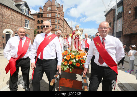 Manchester, UK. 2nd July, 2017. . Men ready to carry a statue for the  Madonna del Rosario procession,  Manchester,2nd July, 2017  Credit: Barbara Cook/Alamy Live News Stock Photo