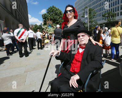 Manchester, UK. 2nd July, 2017. . A Father and Daughter at the  Madonna del Rosario procession in  Manchester,2nd July, 2017  Credit: Barbara Cook/Alamy Live News Stock Photo