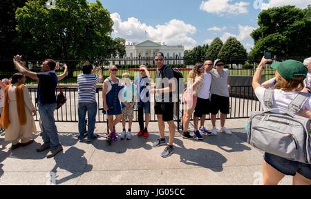 Washington, DC, USA. 02nd July, 2017. Tourists snap selfies and pose for photos in front of the White House. Credit: Brian Cahn/ZUMA Wire/Alamy Live News Stock Photo