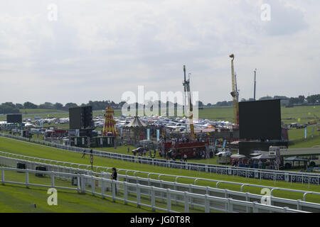 Investec Oaks Ladies Day at Epsom Downs Racecourse  Featuring: Atmosphere Where: EPSOM, United Kingdom When: 02 Jun 2017 Credit: Paul Taylor/WENN.com Stock Photo