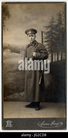 Johannes Pääsuke sõjaväevormis püssiga 12.9.1915 Tartus., ERM Fk 2823-2-ab Stock Photo