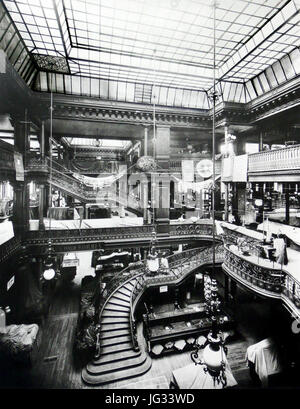 Le Bon Marché à Paris (1875) Stock Photo