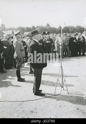 Minister president Hendrik Colijn spreekt op het Molenveld aan het ...