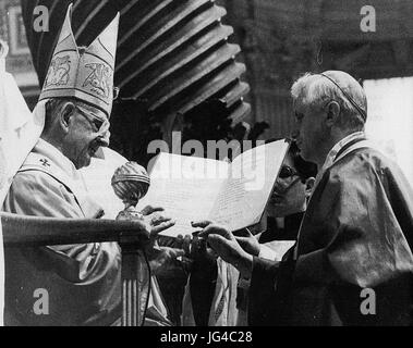 Papa Paolo VI consegna l anello cardinalizio a Joseph Ratzinger Stock Photo