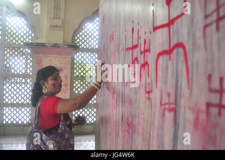 Abhisek Saha / Le Pictorium -  Kharchi Puja festival in India -  22/06/2017  -  India / Tripura / Agartala  -  Women are drawing swastik (Holy Sign) in the temple  and giving vermilion with wish of a happy married life  on the occeasion of Ambubachi , in a temple of Agartala, capital of the northeastern state of Tripura.                                                              Ambubachi is the celebration of the menstruation  of mother earth.The belive is, During Ambubachi , for three days mother earth herself menstruates.Pix By-Abhisek Saha Stock Photo