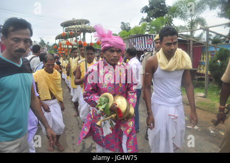 Abhisek Saha / Le Pictorium -  Kharchi Puja festival in India -  01/07/2017  -  India / Tripura / Agartala  -  Tribal priests, carrying idols of 'Kharchi' gods, perform 'Kharchi Puja' worship rituals near the Howrah River, near Agartala, India's northeastern Tripura state, on June 01, 2017. Fourteen head idols, made of silver and brass, are worshiped in the seven-day long 'Kharchi Puja,' the biggest religious festival of tribal Hindus in Tripura state. The government sponsors rituals during the Kharchi festival in respect of the annexation accord signed with Tripura to pave its merger with the Stock Photo