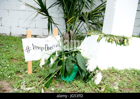 Pensacola, Florida, USA. 27th June, 2017. Signs and flowers are on display at the foot of the cross which is the subject of the Save the Bayview Cross Stock Photo