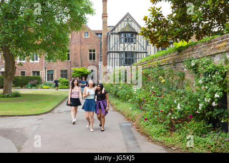University students UK - female Cambridge University students at Queens College Cambridge, Walnut Tree Court, Queens College Cambridge England UK Stock Photo