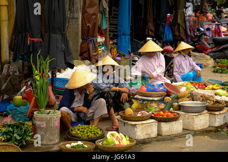Vietnamese market traders and street vendors, Hoi An, Vietnam Stock Photo