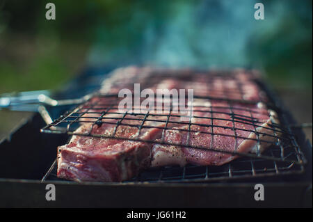 Una piastra di mezzo raro bistecca alla griglia è pronto per servire in un  pasto all'aperto in Newport Beach, ca Foto stock - Alamy