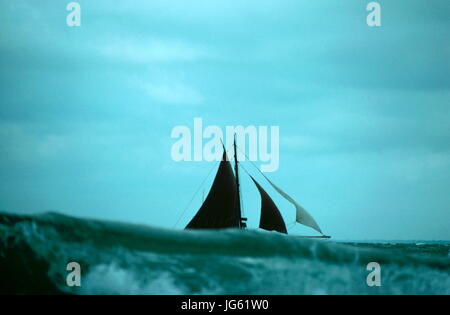 AJAXNETPHOTO. SOLENT, ENGLAND. - OLD GAFFERS RACE - SOUTH WESTERLY GALE WHIPS UP A ROUGH SEA AS A GAFF RIGGED YACHT STRUGGLES IN THE POOR CONDITIONS.  PHOTO:JONATHAN EASTLAND/AJAX REF:77019 Stock Photo