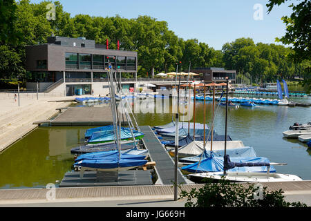Bootshafen und Aaseeterrassen mit Restaurant am Aasee von Muenster, Westfalen, Nordrhein-Westfalen Stock Photo