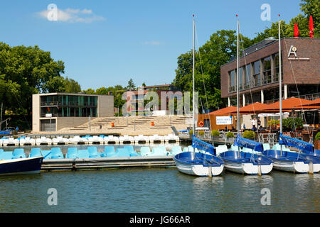 Bootshafen und Aaseeterrassen mit Bootshaus und Restaurants am Aasee von Muenster, Westfalen, Nordrhein-Westfalen Stock Photo