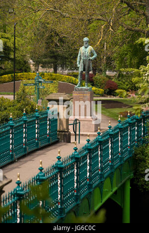 Victorin bridge and Bronze statue of John Candlish in Mowbray Park, Sunderland Stock Photo