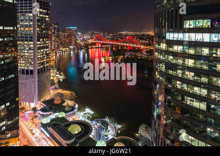 Story Bridge between the towers, lit up after dark, Brisbane, Australia Stock Photo