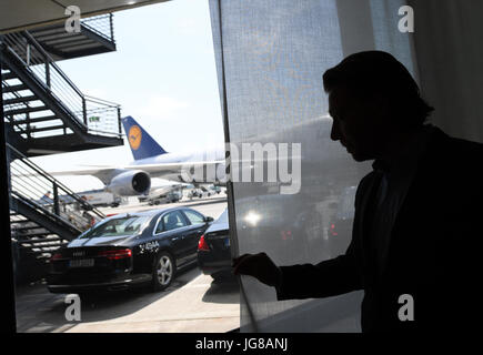 ARCHIVE - The luxurious VIP Lounge of the airport offers a calm, exclusive environment without screaming children and stressful common people in Frankfurt am Main, Germany, 29 May 2017. Comfortable lounge seats, a glass of champagne, a wide array of newspapers - these are the things that money can buy. Half a year ago the new VIP lounge was opened in the secured area of the airport. Photo: Arne Dedert/dpa Stock Photo