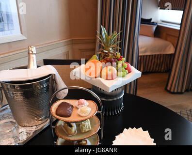 ARCHIVE - The luxurious VIP Lounge of the airport offers a calm, exclusive environment without screaming children and stressful common people in Frankfurt am Main, Germany, 29 May 2017. Comfortable lounge seats, a glass of champagne, a wide array of newspapers - these are the things that money can buy. Half a year ago the new VIP lounge was opened in the secured area of the airport. Photo: Arne Dedert/dpa Stock Photo