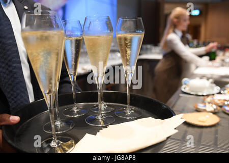 ARCHIVE - The luxurious VIP Lounge of the airport offers a calm, exclusive environment without screaming children and stressful common people in Frankfurt am Main, Germany, 29 May 2017. Comfortable lounge seats, a glass of champagne, a wide array of newspapers - these are the things that money can buy. Half a year ago the new VIP lounge was opened in the secured area of the airport. Photo: Arne Dedert/dpa Stock Photo