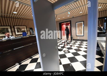 ARCHIVE - The luxurious VIP Lounge of the airport offers a calm, exclusive environment without screaming children and stressful common people in Frankfurt am Main, Germany, 29 May 2017. Comfortable lounge seats, a glass of champagne, a wide array of newspapers - these are the things that money can buy. Half a year ago the new VIP lounge was opened in the secured area of the airport. Photo: Arne Dedert/dpa Stock Photo