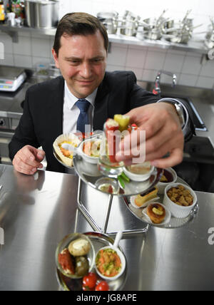 ARCHIVE - The luxurious VIP Lounge of the airport offers a calm, exclusive environment without screaming children and stressful common people in Frankfurt am Main, Germany, 29 May 2017. Comfortable lounge seats, a glass of champagne, a wide array of newspapers - these are the things that money can buy. Half a year ago the new VIP lounge was opened in the secured area of the airport. Photo: Arne Dedert/dpa Stock Photo