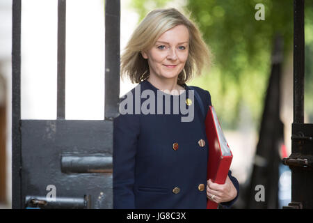 London, UK. 4th July, 2017. Elizabeth Truss MP, Chief Secretary to the Treasury, arrives at 10 Downing Street for a Cabinet meeting. Credit: Mark Kerrison/Alamy Live News Stock Photo