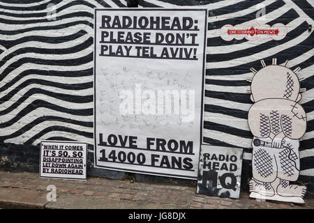 London, UK. 4th July, 2017. Props used by activists from London Palestine Action when handing in a petition signed by 14,000 people to Radiohead's record label XL Recordings calling on the band to cancel a concert scheduled for Tel Aviv on 19th July 2017 and to show support for the cultural boycott called by Palestinian organisations as part of the BDS (Boycott, Divestment and Sanctions) campaign. The petition was organised by Jewish Voice for Peace. Credit: Mark Kerrison/Alamy Live News Stock Photo