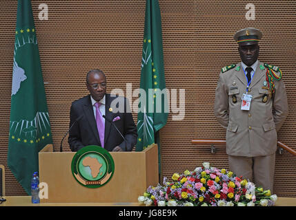 Addis Ababa, Ethiopia. 4th July, 2017. The African Union Chairman Alpha Conde (L), who is also president of the Republic of Guinea, addresses the closing session of the 29th African Union summit in Addis Ababa, capital of Ethiopia, on July 4, 2017. The 29th African Union (AU) summit concluded on Tuesday amid call for strong collaboration among African countries to tackle key regional and global issues. Credit: Chen Cheng/Xinhua/Alamy Live News Stock Photo