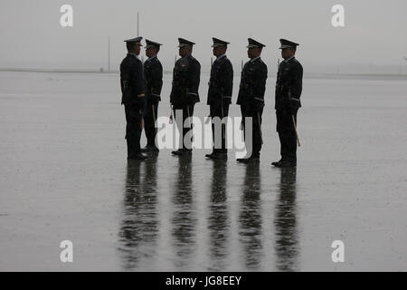 Pampanga Province, Philippines. 4th July, 2017. Members of the Philippine Air Force (PAF) brave the heavy rain during the 70th anniversary of the PAF at Clark Air Base in Pampanga Province, the Philippines, July 4, 2017. Credit: Rouelle Umali/Xinhua/Alamy Live News Stock Photo