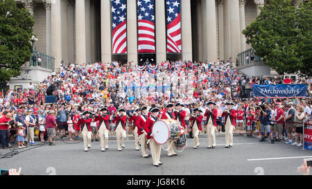 Washington DC, USA. 4th July, 2017. Fife and Drum Corp of the 3rd U.S. Infantry Regiment (The Old Guard) perform in front of the National Archives in Washington, DC, July 4, 2017. Credit: Tim Brown/Alamy Live News Stock Photo