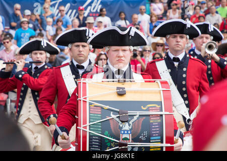 Washington DC, USA. 4th July, 2017. Fife and Drum Corp of the 3rd U.S. Infantry Regiment (The Old Guard) perform in front of the National Archives in Washington, DC, July 4, 2017. Credit: Tim Brown/Alamy Live News Stock Photo