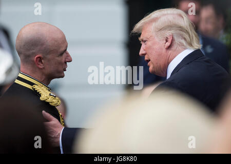 Washington DC, USA. 04th July, 2017. United States President Donald J. Trump greets guests at the White House on July 4, 2017 in Washington, DC. The president was hosting a picnic for military families for the Independence Day holiday. Credit: Zach Gibson/Pool via CNP /MediaPunch Credit: MediaPunch Inc/Alamy Live News Stock Photo