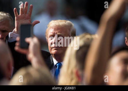 Washington DC, USA. 04th July, 2017. United States President Donald J. Trump greets guests at the White House on July 4, 2017 in Washington, DC. The president was hosting a picnic for military families for the Independence Day holiday. Credit: Zach Gibson/Pool via CNP /MediaPunch Credit: MediaPunch Inc/Alamy Live News Stock Photo