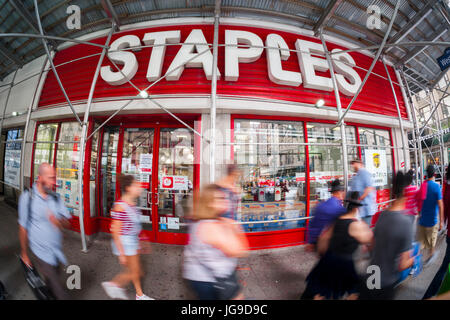 A Staples office supply store in New York on Tuesday, June 29, 2017. Private equity firm Sycamore Partners is purchasing the office supply retailer in a $6.9 billion deal.. (© Richard B. Levine) Stock Photo