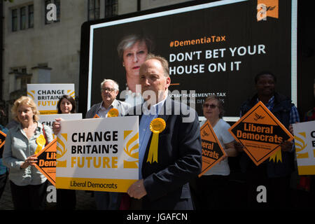 Liberal Democrat Simon Hughes, candidate and former Southwark & Old Bermondsey MP reveals poster of Theresa May accompanied by the words: 'Don't bet your house on her.', Westminster, London, UK  Featuring: Simon Hughes Where: London, England, United Kingdom When: 03 Jun 2017 Credit: Wheatley/WENN Stock Photo