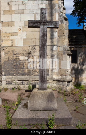 The wooden cross in the churchyard of Saint Cuthberts church in the historic city of York, in remembrance of the fallen of the 1914-1918 war Stock Photo