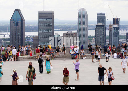 Montreal,Canada,4 July,2017. People enjoying the view of downtown Montreal from the Lookout on Mount-Royal park.Credit:Mario Beauregard/Alamy Live New Stock Photo