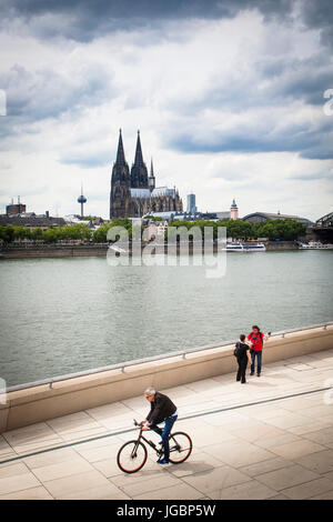 Europe, Germany, North Rhine-Westphalia, Cologne, view from the Rhine boulevard in the district Deutz to the cathedral. Stock Photo