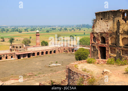 Hiran Minar and caravanserai, Fatehpur Sikri, India Stock Photo