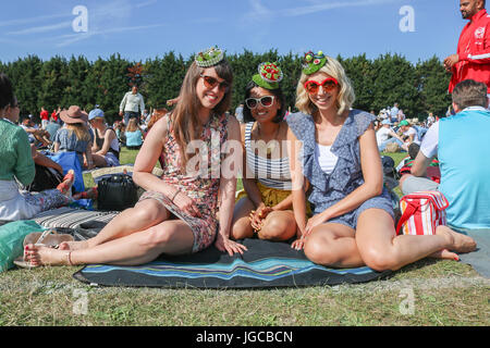 London UK. 5th July 2017. Enthusiastic tennis fans queuing in the sunshine on a warm scorching morning for Wimbledon tickets Credit: amer ghazzal/Alamy Live News Stock Photo