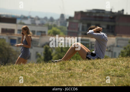 Primrose Hill, Central London, UK. 5th July, 2017. UK Weather: People enjoying the sunshine at Primrose Hill in central London today. Credit: Sebastian Remme/Alamy Live News Stock Photo