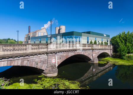 Northampton, UK. 5th July, 2017. UK Weather. Bright sunshine and blue skies with warm temperatures on the river Nene this morning near the Carlsberg brewery. Credit: Keith J Smith./Ģ����ý Live News Stock Photo
