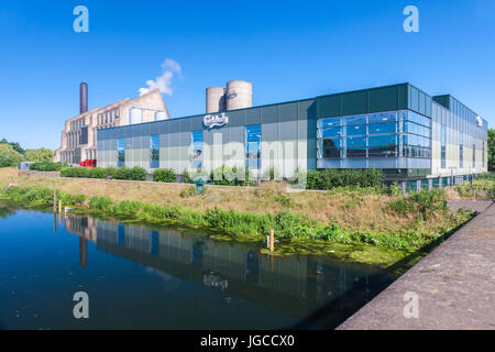 Northampton, UK. 5th July, 2017. UK Weather. Bright sunshine and blue skies with warm temperatures on the river Nene this morning near the Carlsberg brewery. Credit: Keith J Smith./Ģ����ý Live News Stock Photo
