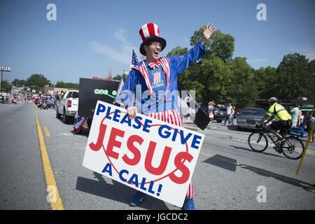 Marietta, GA, USA. 4th July, 2017. Conservative, religious and historical participants in Independence Day parade in Cobb County, Georgia, an Atlanta suburb with a predominately Republican population. Pictured: An evangelist portraying Uncle Sam waves to the crowd. Credit: Robin Rayne Nelson/ZUMA Wire/Alamy Live News Stock Photo