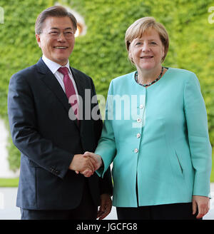 Berlin, Germany. 05th July, 2017. German Chancellor Angela Merkel (CDU) welcomes South Korea's President Moon Jae-in in front of the Federal Chancellery in Berlin, Germany, 05 July 2017. Photo: Wolfgang Kumm/dpa/Alamy Live News Stock Photo