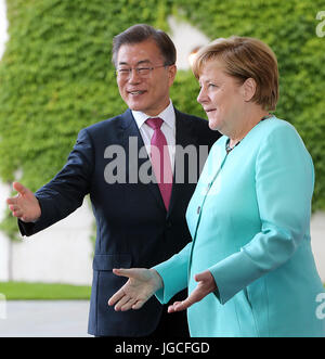 Berlin, Germany. 05th July, 2017. German Chancellor Angela Merkel (CDU) welcomes South Korea's President Moon Jae-in in front of the Federal Chancellery in Berlin, Germany, 05 July 2017. Photo: Wolfgang Kumm/dpa/Alamy Live News Stock Photo