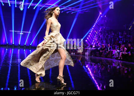 Berlin, Germany. 5th July, 2017. Fashion presentation of the label 'Guido Maria Kretschmer' during the Mercedes-Benz Fashion Week Berlin at the Tempodrom in Berlin, Germany, 5 July 2017. During the Berlin Fashion Week, the collections for spring/summer 2018 are presented. Photo: Jens Kalaene/dpa-Zentralbild/ZB/dpa/Alamy Live News Stock Photo