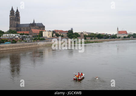 Magdeburg, Germany. 5th July, 2017. Former professional swimmer Helge Meeuw swims in the Elbe river during the first part of the 12th stage passing the state capital of Magdeburg, Germany, 5 July 2017. The swimmer is accompanied by a boat of the German Association for Lifesaving (DLRG). The squadron started on 24 June 2017 in Bad Schandau and wants to campaign for the significance of clean waters. Photo: Klaus-Dietmar Gabbert/dpa-Zentralbild/dpa/Alamy Live News Stock Photo