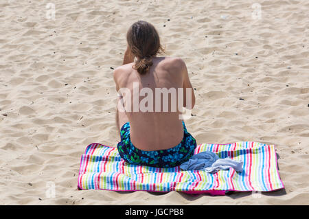 Bournemouth, Dorset, UK. 6th July, 2017. UK weather: hot sunny day at Bournemouth beaches as temperatures rise and visitors head to the seaside to top up their tans. Credit: Carolyn Jenkins/Alamy Live News Stock Photo