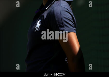 A ball girl wearing Ralph Lauren clothing on day three of the Wimbledon Championships at The All England Lawn Tennis and Croquet Club, Wimbledon.  PRESS ASSOCIATION Photo. Picture date: Wednesday July 5, 2017. See PA story TENNIS Wimbledon. Photo credit should read: Steven Paston/PA Wire. Stock Photo